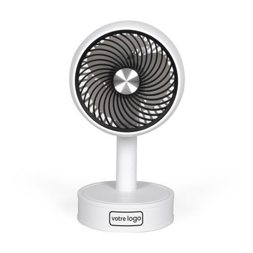 Aan de zijkant van de basis van de ventilator, het ronde deel.