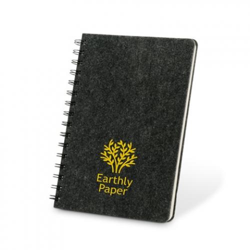 A5 notitieblok met een semiharde kaft van gerecycled vilt 100% rpet met ringen en gelinieerde paginas Mishima